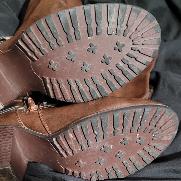 ☆ 3 for $20: Brown  Boots 👢 - Picture 2 of 4